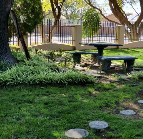 פנסיון Garden Corner Guesthouse