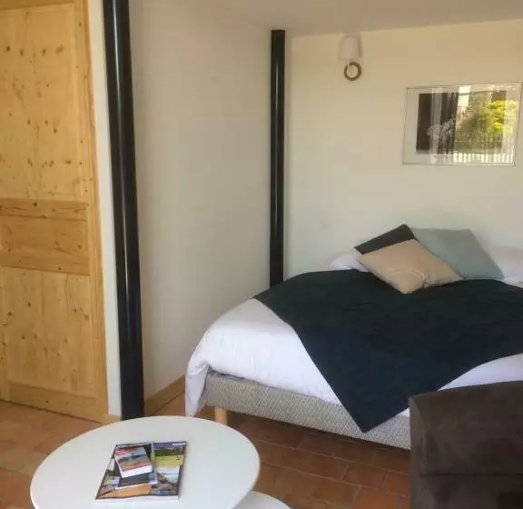 تختخواب و صبحانه Chambre D  Hôtes La Lucasserie
