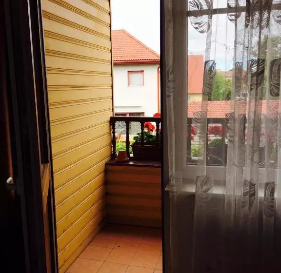 پانسیون Lana House