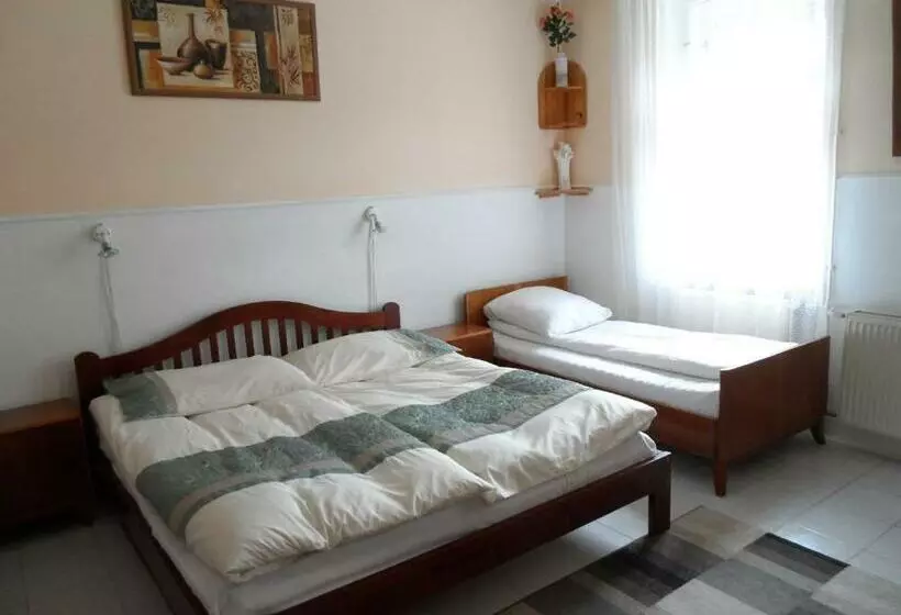 پانسیون Garden Szivárvány Utca 39 Vendégház