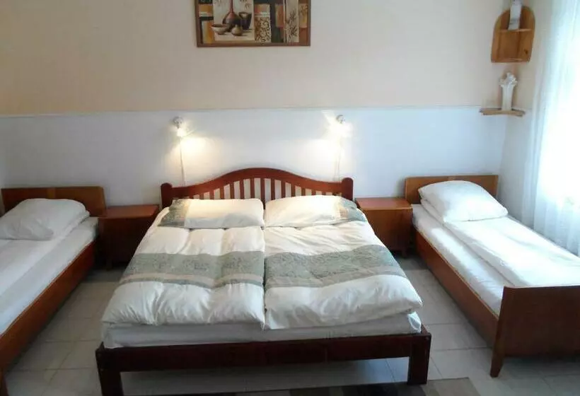 پانسیون Garden Szivárvány Utca 39 Vendégház