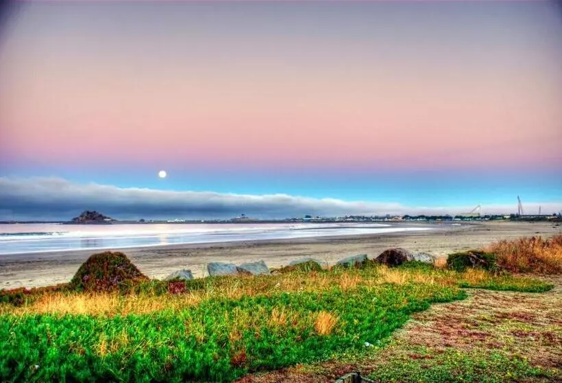Crescent Beach Motel