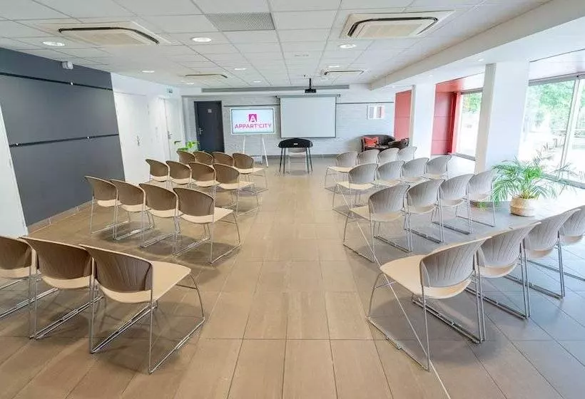 Отель Appart City Confort Toulouse Aéroport Cornebarrieu