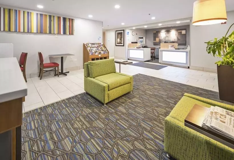 Отель Holiday Inn Express Chicago Northwest Vernon Hills, An Ihg