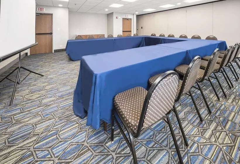 Отель Holiday Inn Express Chicago Northwest Vernon Hills, An Ihg
