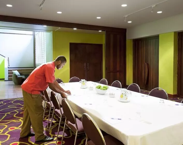 هتل Holiday Inn Resort Vanuatu, An Ihg