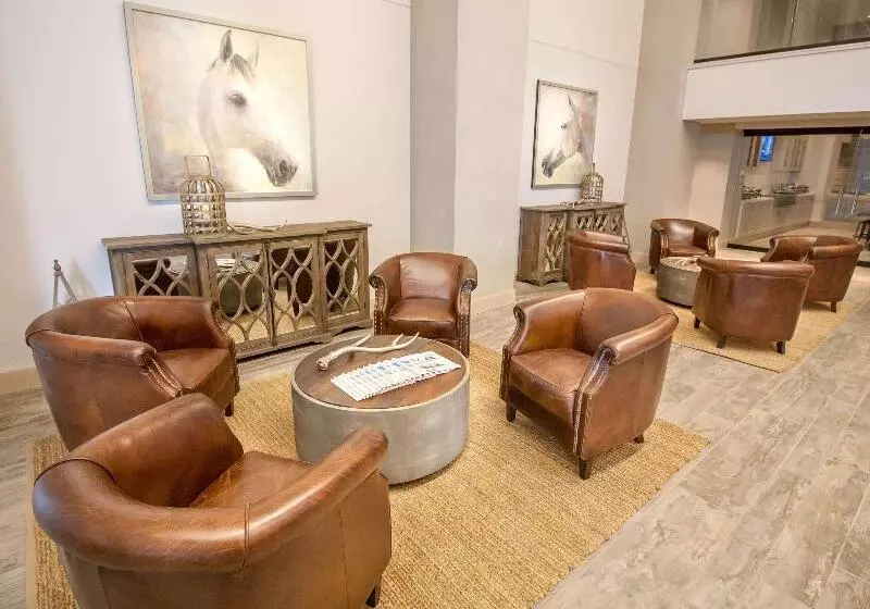 ホテル Renovo Des Moines Urbandale,tapestry Collection Hilton