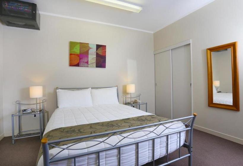 Kudos Business Suites & Airport Motel