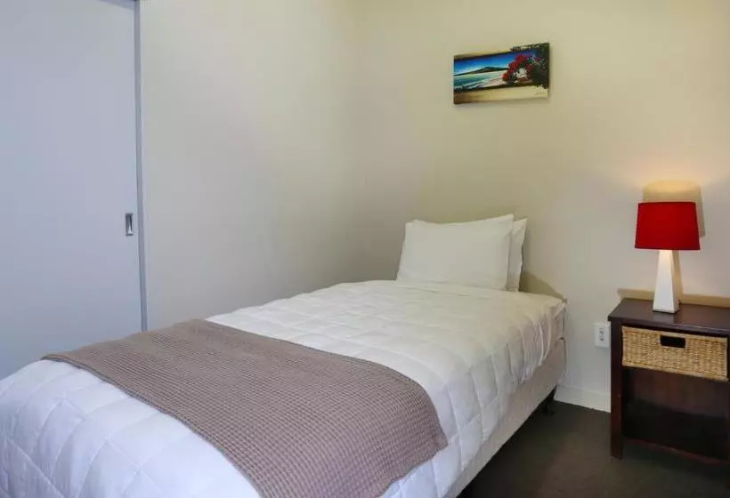 Kudos Business Suites & Airport Motel