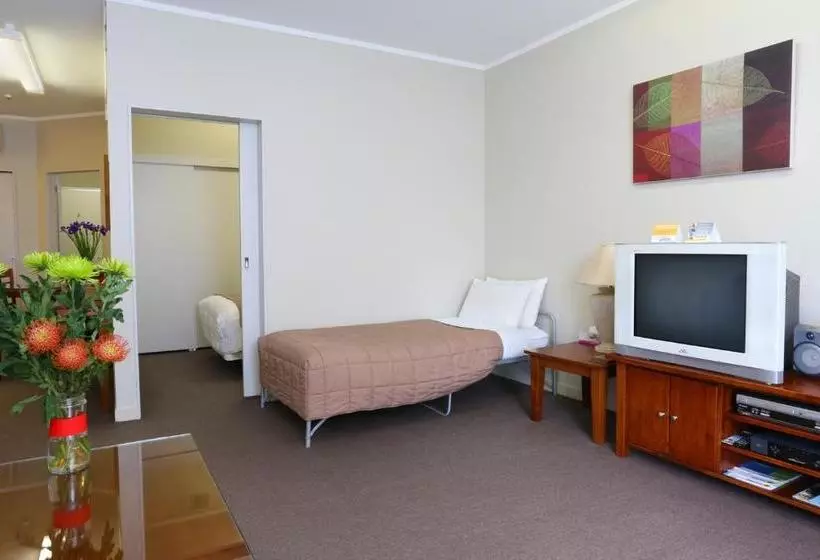 Kudos Business Suites & Airport Motel