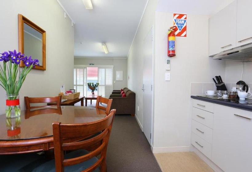 Kudos Business Suites & Airport Motel