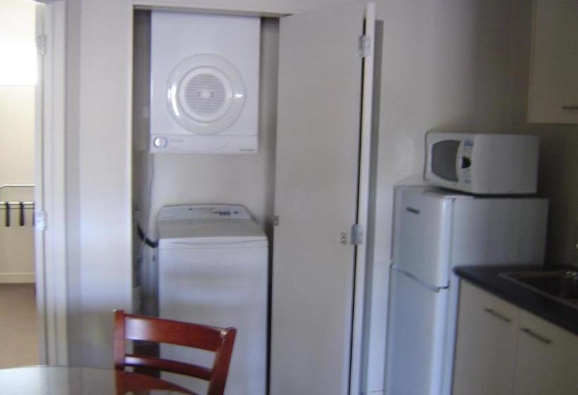 Kudos Business Suites & Airport Motel