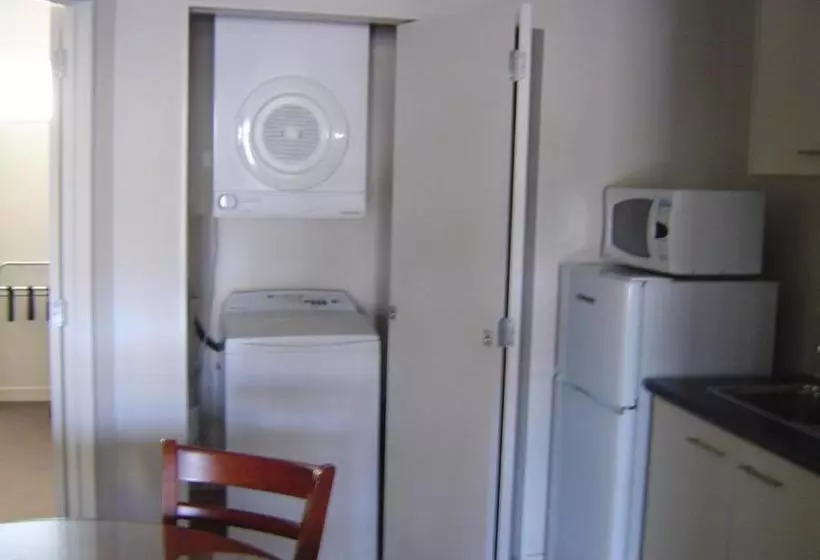 Kudos Business Suites & Airport Motel