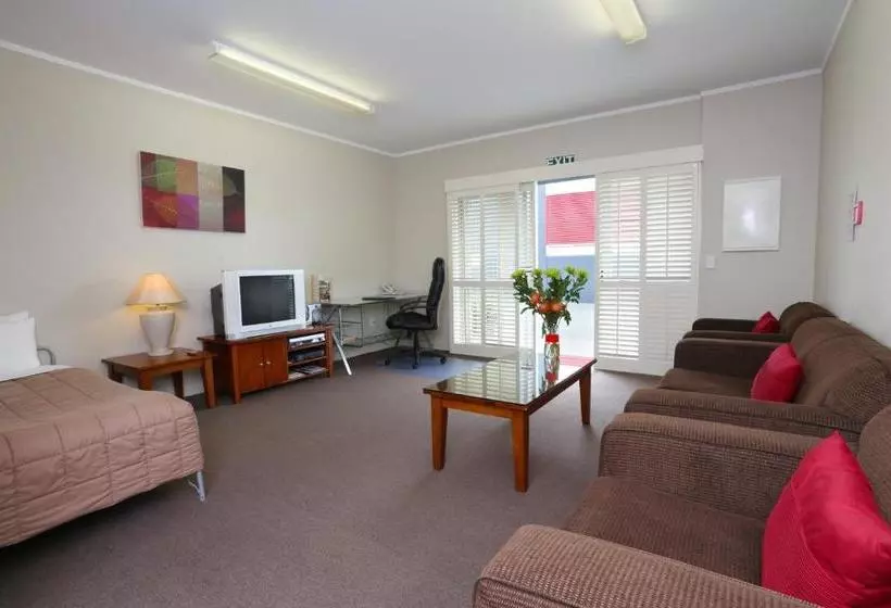 Kudos Business Suites & Airport Motel