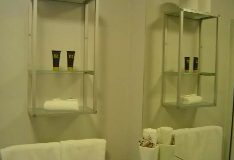 Kudos Business Suites & Airport Motel