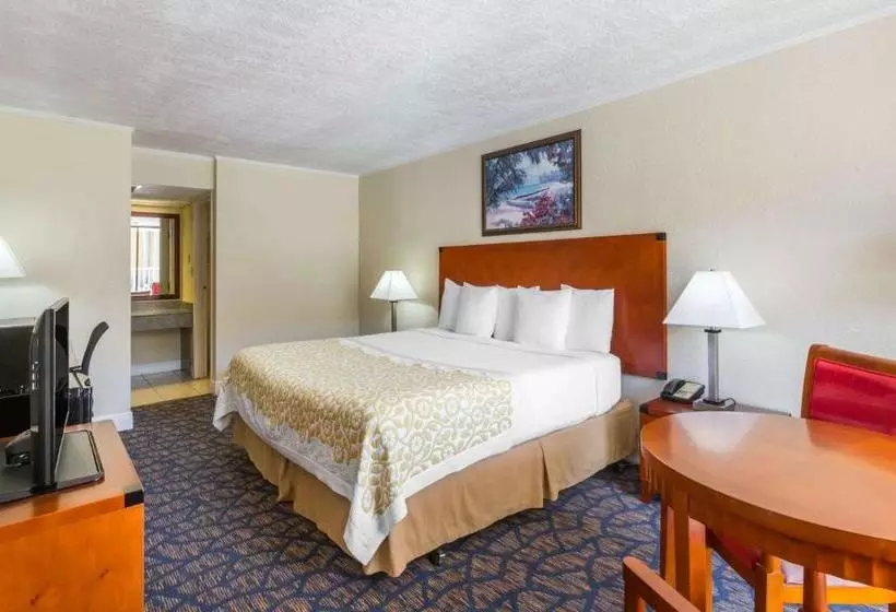 Отель Days Inn & Suites By Wyndham Clermont