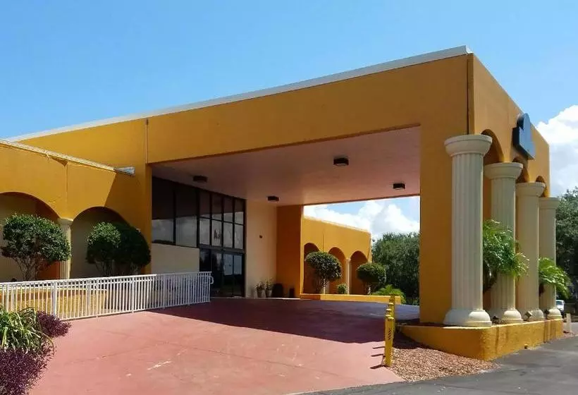 Отель Days Inn & Suites By Wyndham Clermont