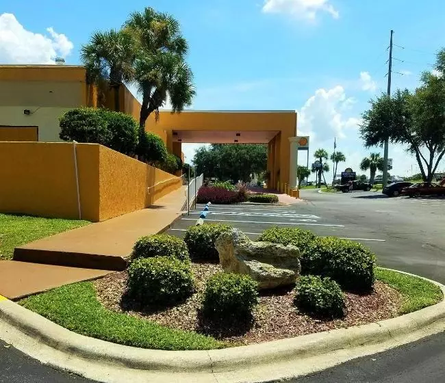 Отель Days Inn & Suites By Wyndham Clermont