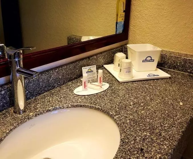 Отель Days Inn & Suites By Wyndham Clermont