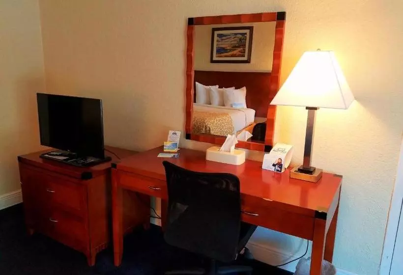 Отель Days Inn & Suites By Wyndham Clermont