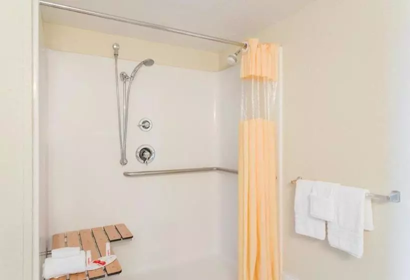 Отель Days Inn & Suites By Wyndham Clermont