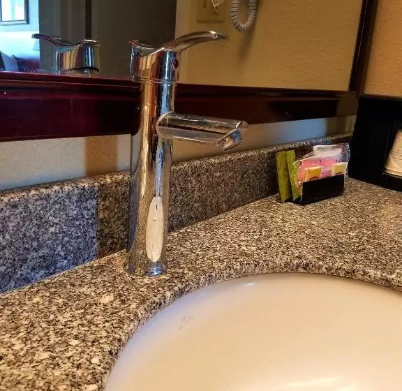 Отель Days Inn & Suites By Wyndham Clermont