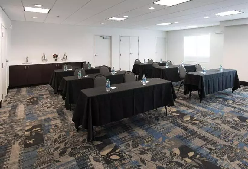 Отель Holiday Inn Express & Suites East Wichita I 35 Andover, An Ihg