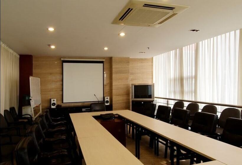 Otel Jinjiang Inn Caobao Road Subway Station