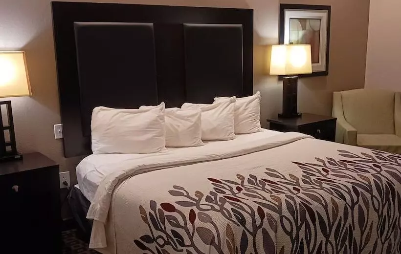 Отель Red Roof Inn & Suites Longview