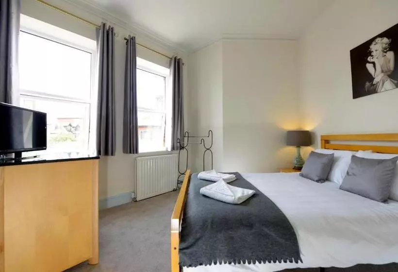 هاستل Southsea Rocks