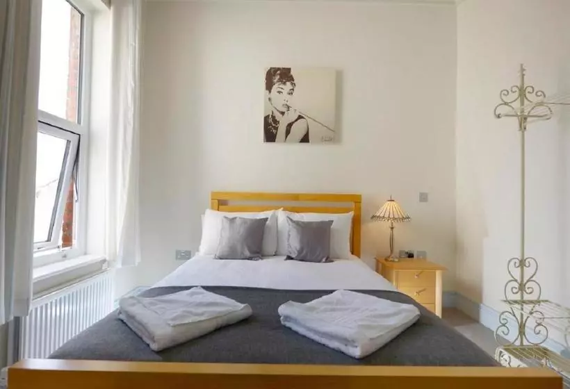 هاستل Southsea Rocks