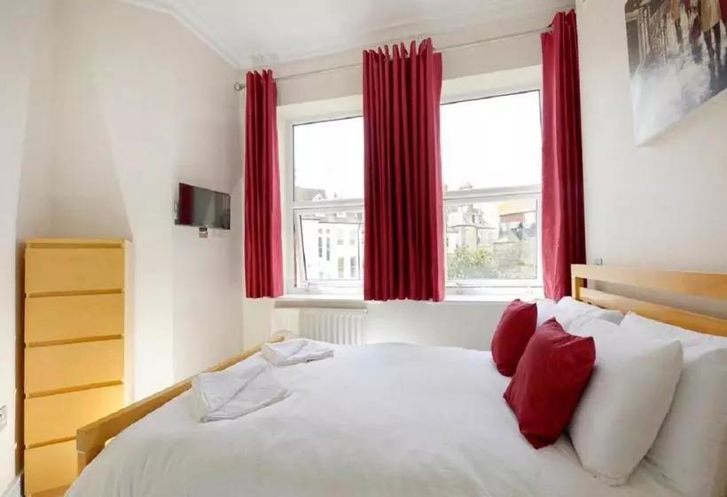 هاستل Southsea Rocks