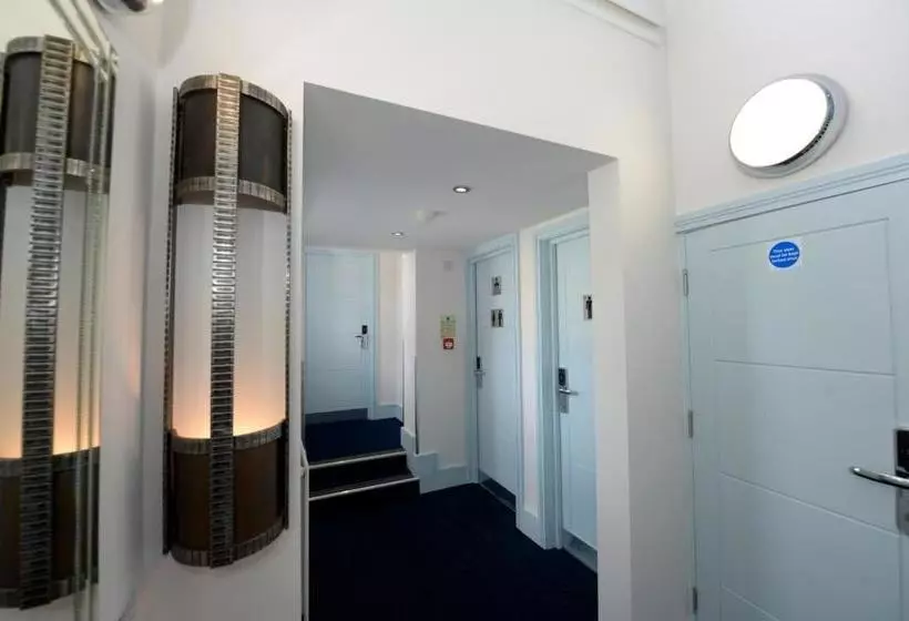 هاستل Southsea Rocks