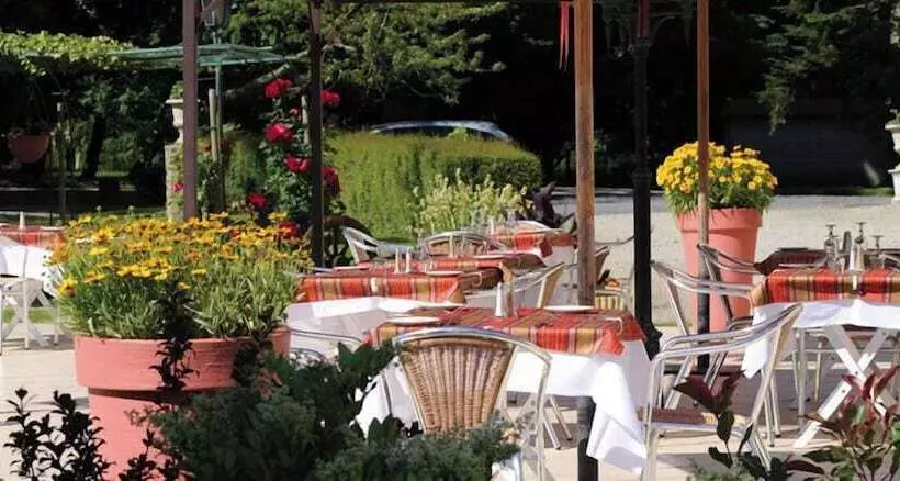 هتل Château De La Tremblaye