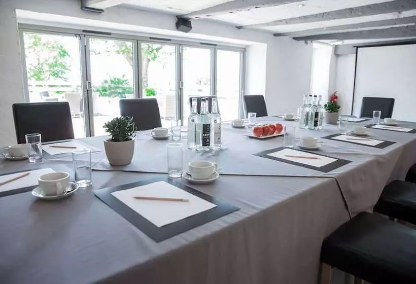 Отель Llechwen Hall