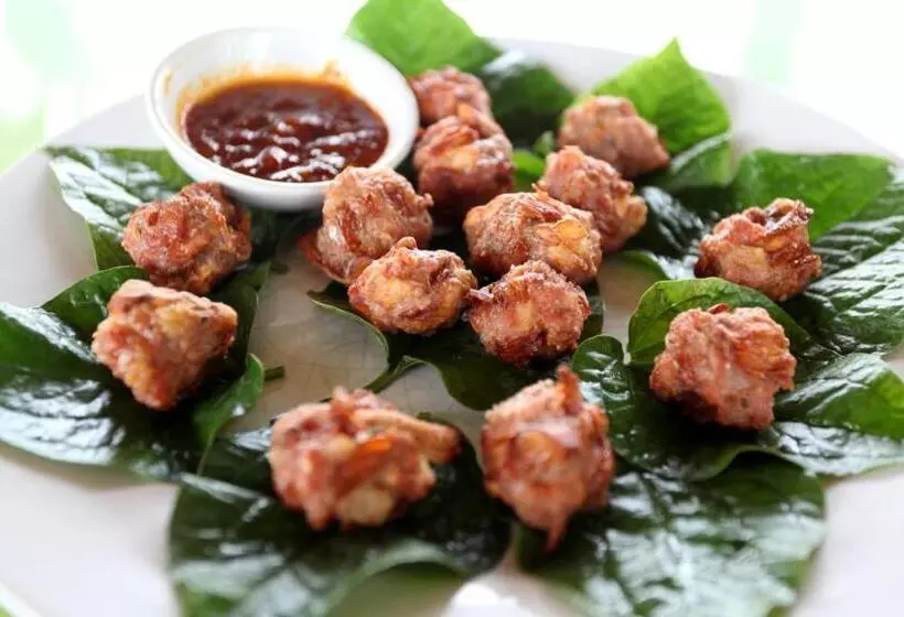 בית מלון כפרי Ayutthaya Garden River Home