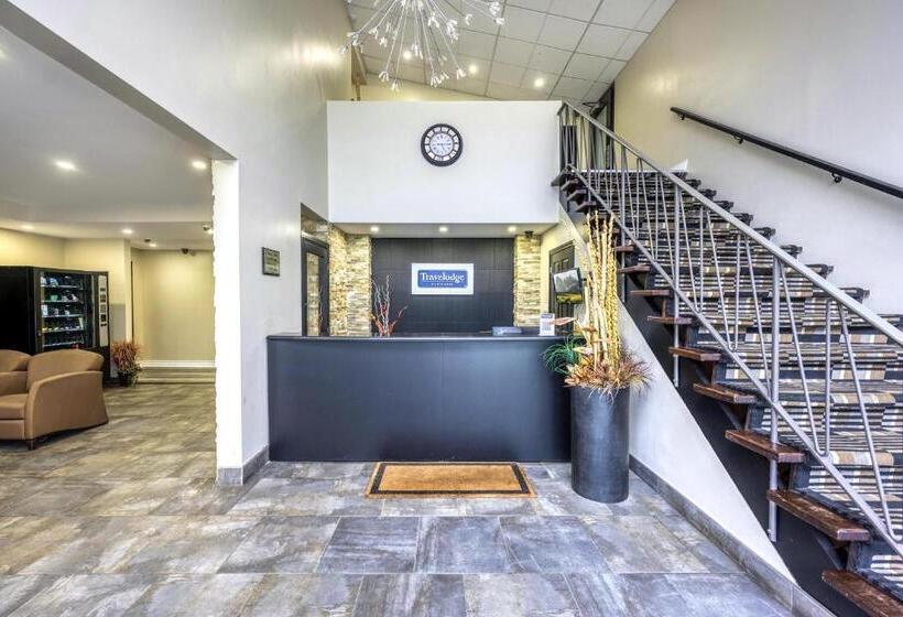 فندق Travelodge By Wyndham Sarnia