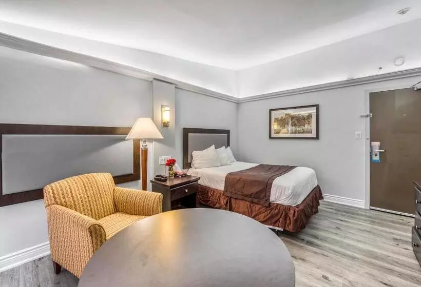 호텔 Travelodge By Wyndham Sarnia