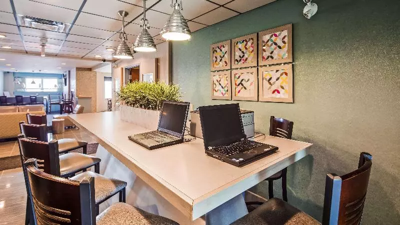 酒店 Best Western Plus Woodstock Inn & Suites