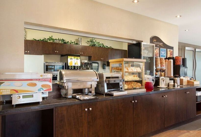 هتل Days Inn By Wyndham Regina Airport West