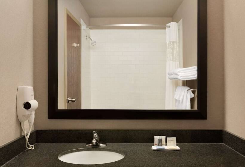 هتل Days Inn By Wyndham Regina Airport West