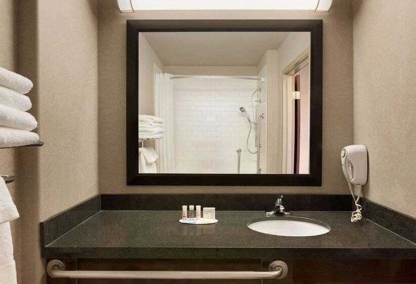 هتل Days Inn By Wyndham Regina Airport West