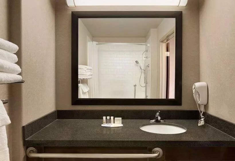 Hotel Days Inn By Wyndham Regina Airport West