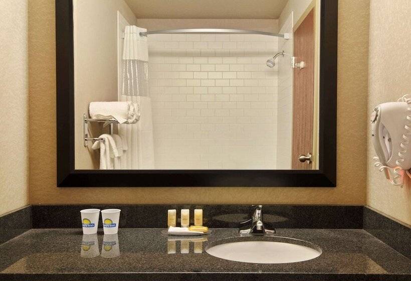 هتل Days Inn By Wyndham Regina Airport West