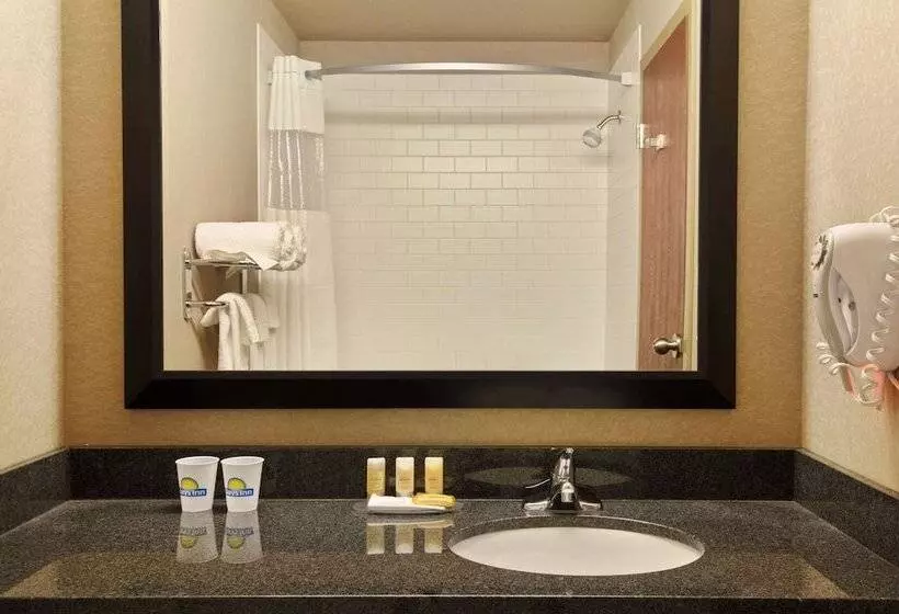 Hotel Days Inn By Wyndham Regina Airport West