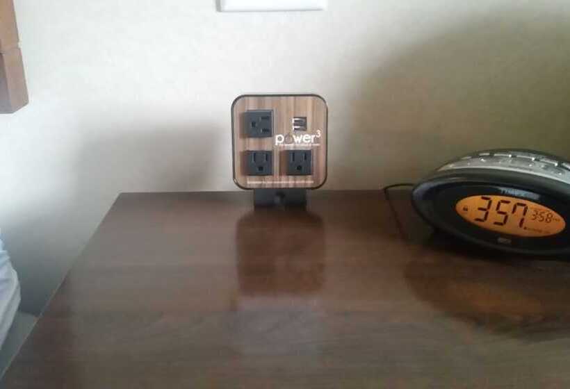 هتل Days Inn By Wyndham Regina Airport West