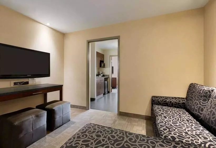 Hotel Days Inn By Wyndham Regina Airport West