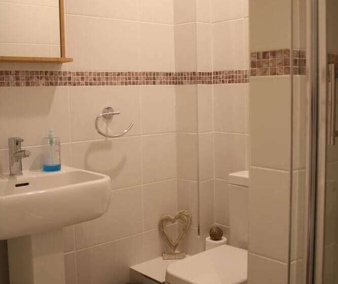 צימר Dalmore Lodge Guest House