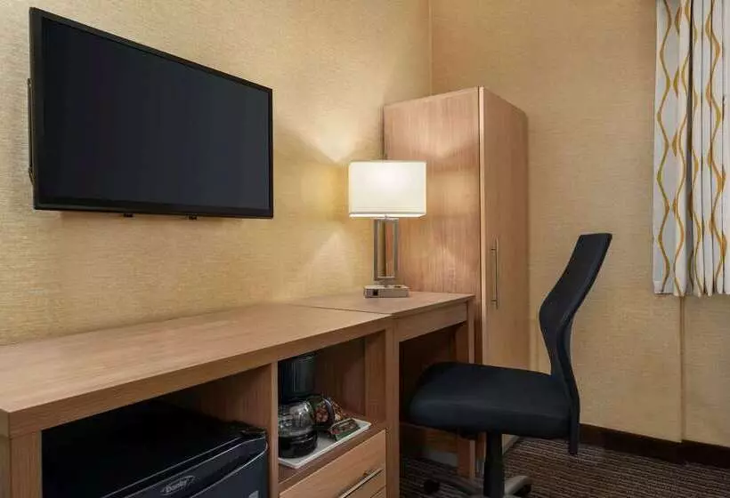 Hotelli Days Inn By Wyndham Brooklyn
