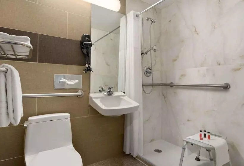 Hotelli Days Inn By Wyndham Brooklyn